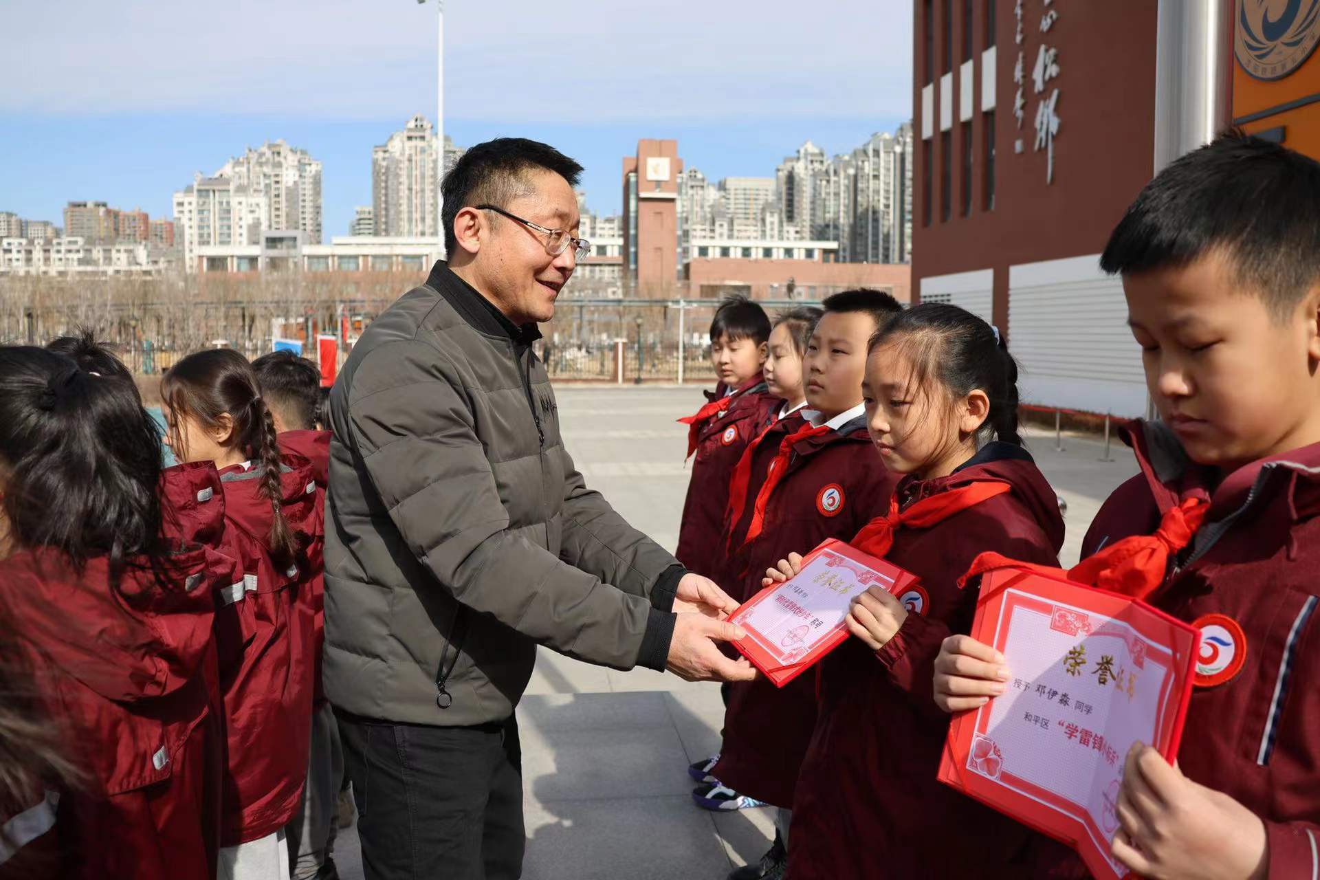 践行志愿服务,争做追"锋"少年——沈阳铁路第五小学长白岛二分校开学