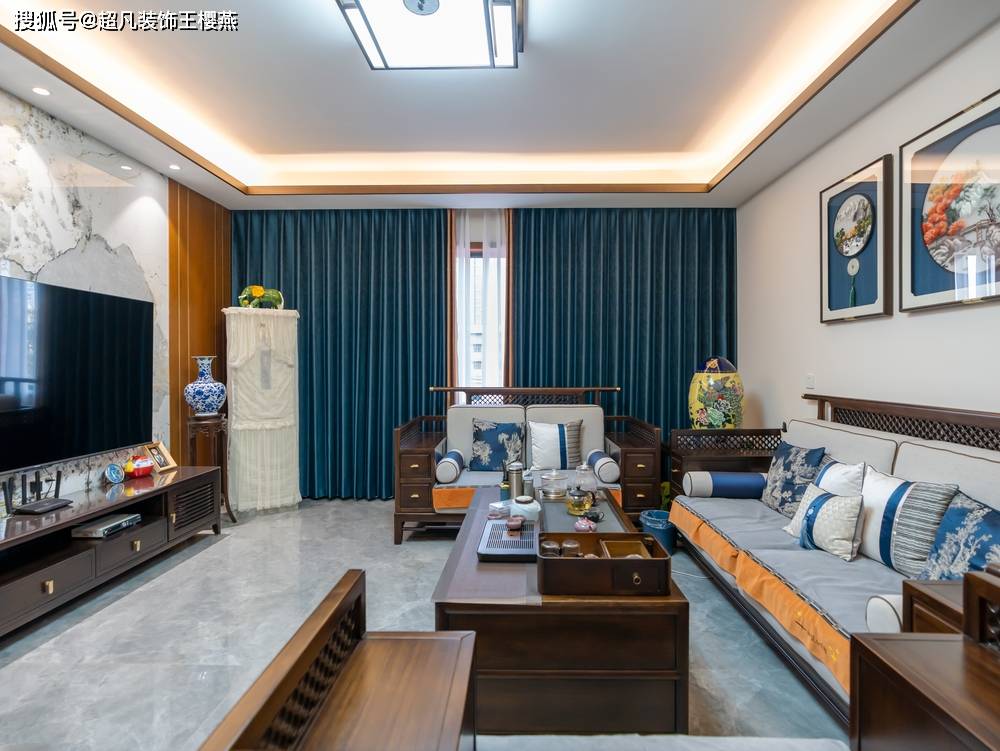 客厅的色彩搭配上以孔雀蓝点缀,营造出空间的沉稳淡雅与古朴感!