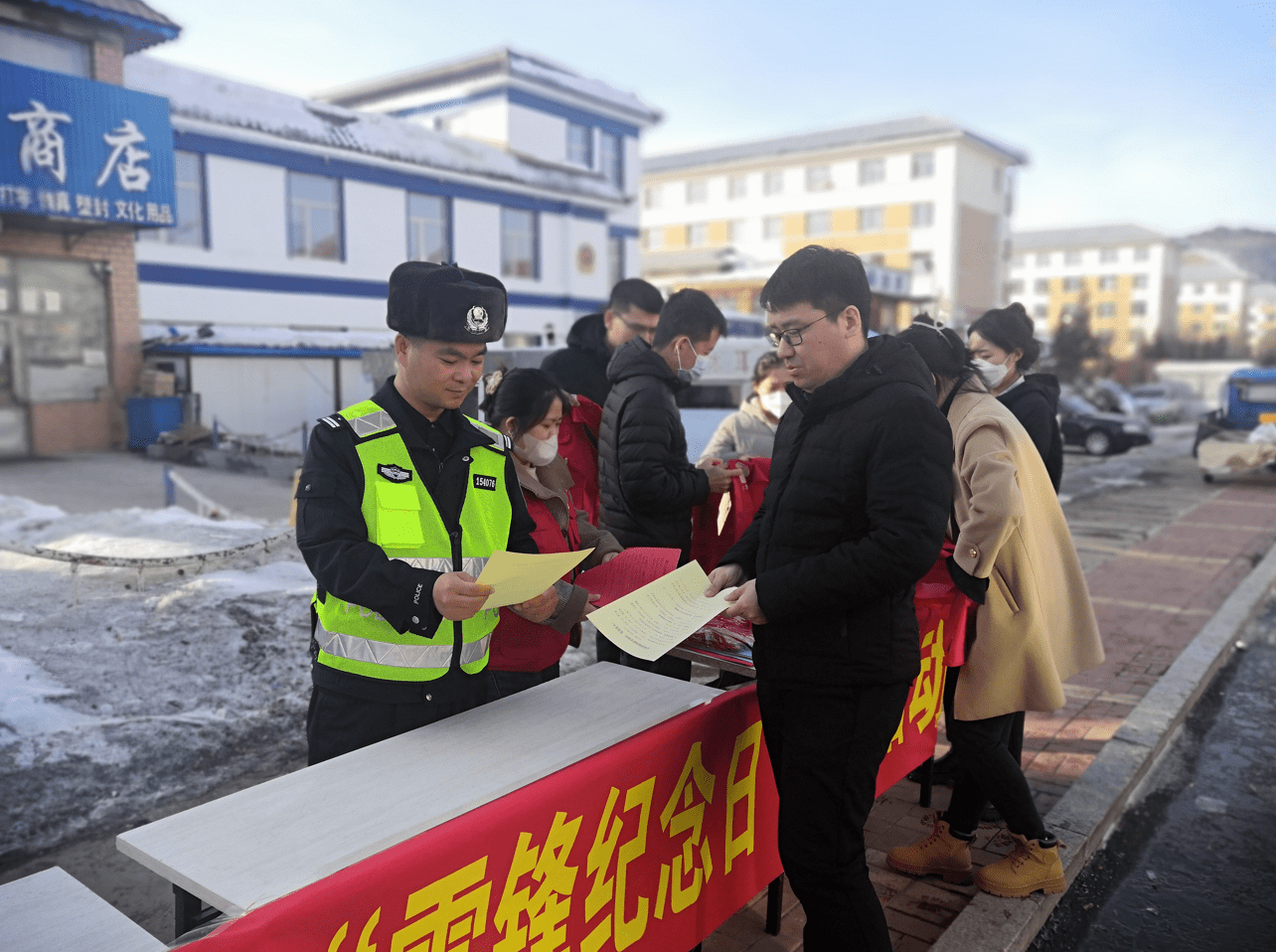 雷锋精神薪火传 移民警察展新风