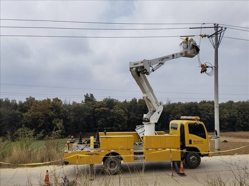 南方電網雲南曲靖馬龍供電局帶電安裝