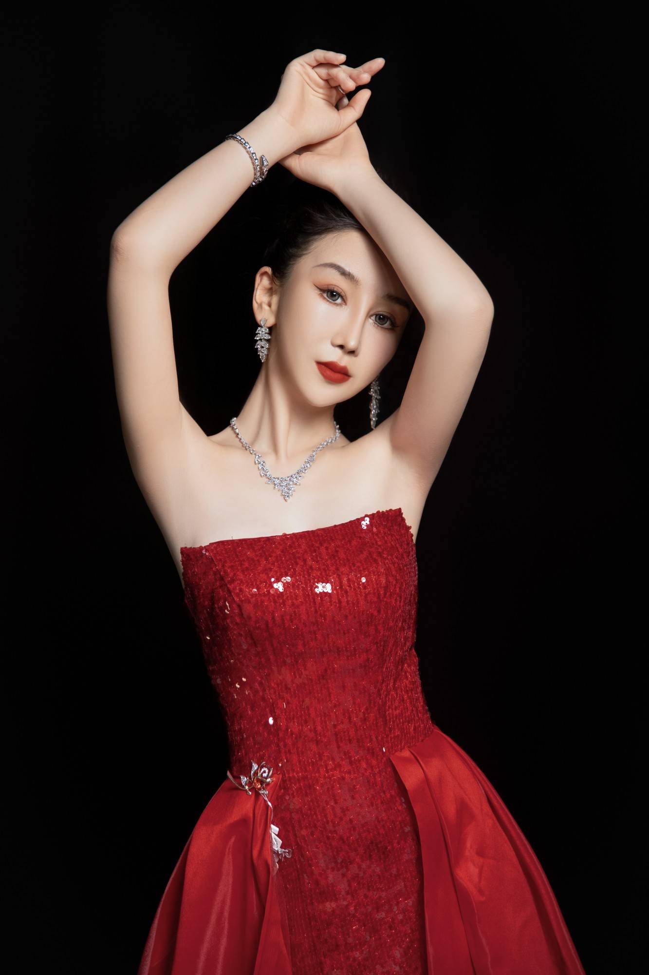 明星档案|影视歌三栖全才明星艺人邹晶晶2023影集写真抢先看_风尚_时