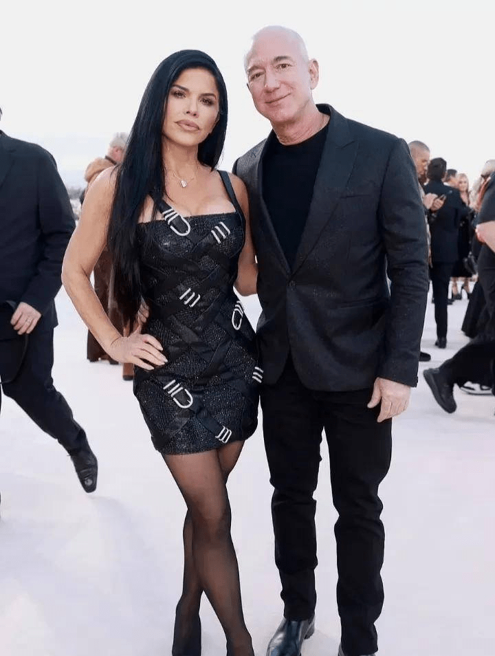 劳伦·桑切斯身穿闪光迷你裙,与男友贝索斯看t台秀,性感美艳