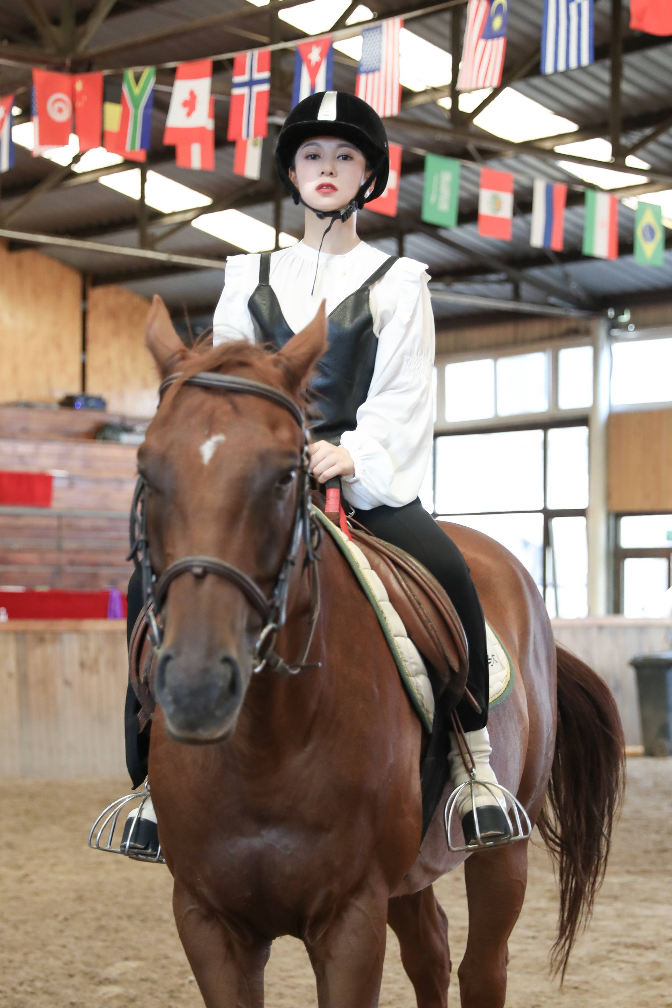 主持人刘美希早春马场写真 简约优雅魅力独特_中国_专访_工作