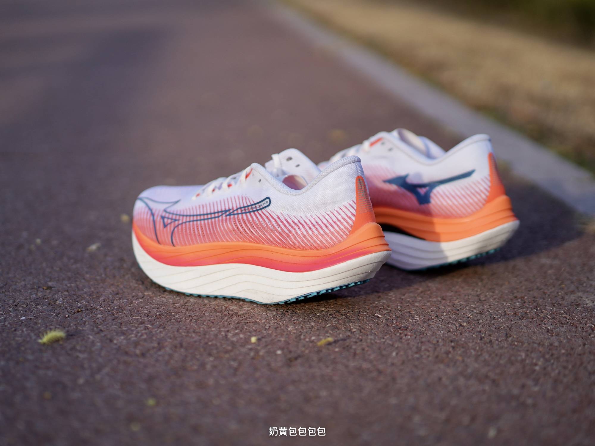 深度测评当下中底最厚的合规竞速跑鞋,美津浓"无后跟"wave rebellion