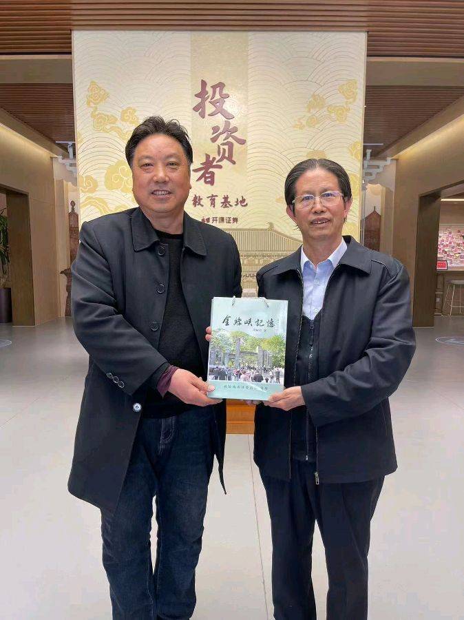 联谊会上,商洛市大荊中学原校长屈惠记首先感谢各位嘉宾各位校友利用