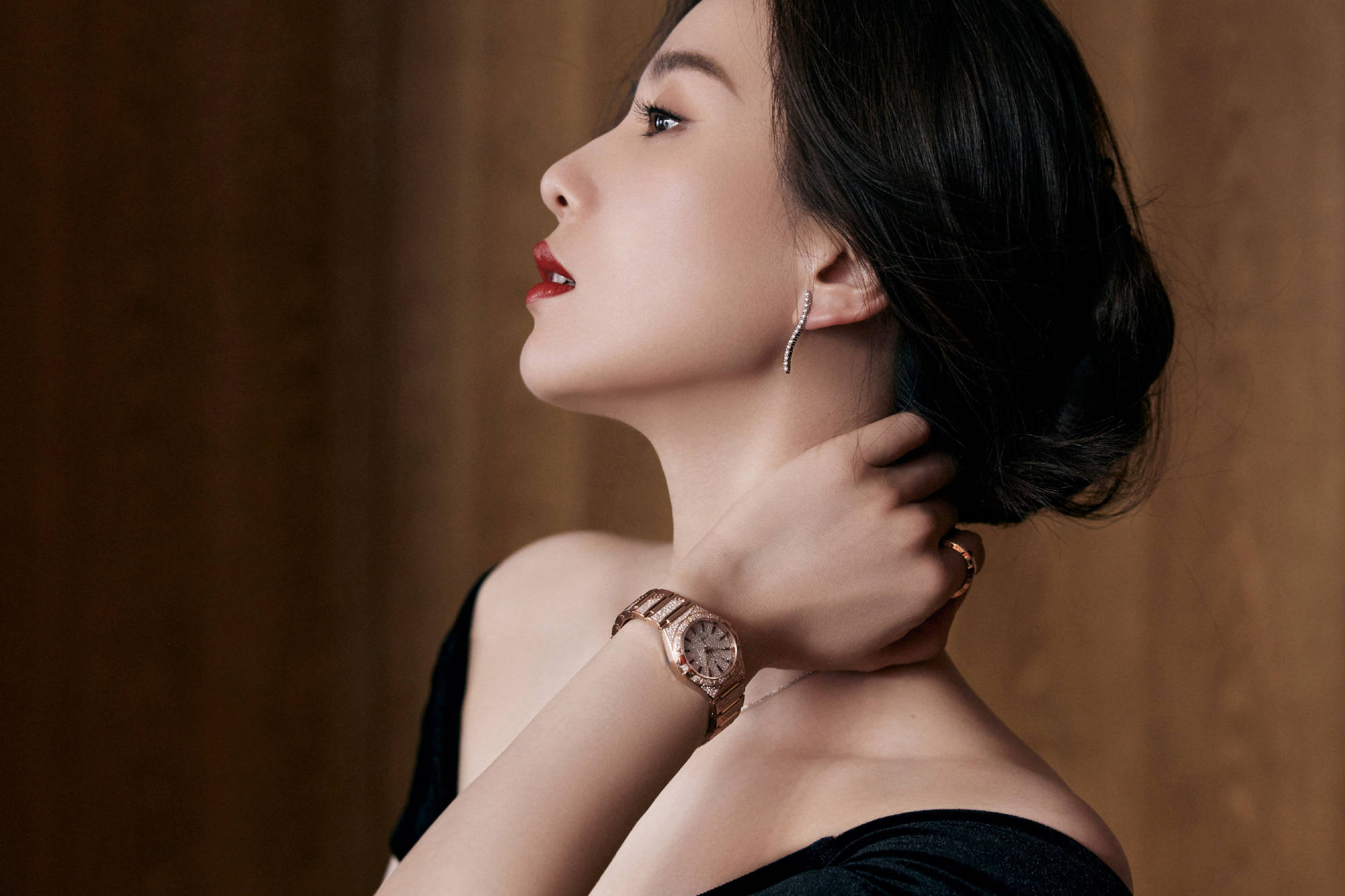 刘诗诗拥有美丽的天鹅颈，完美的身材，跟她一起健身塑形