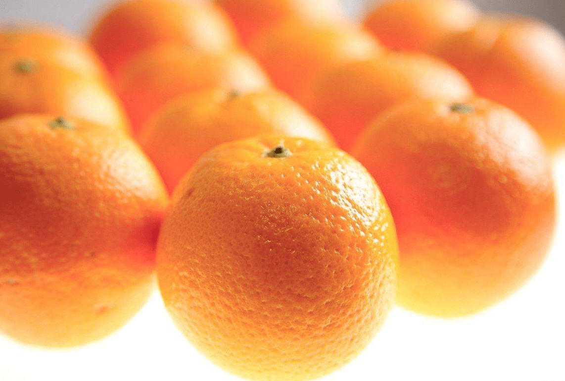 买橙子，选圆形还是椭圆形的，果农：看准果脐大小，橙子甜蜜多汁 （橙子的功效与作用）