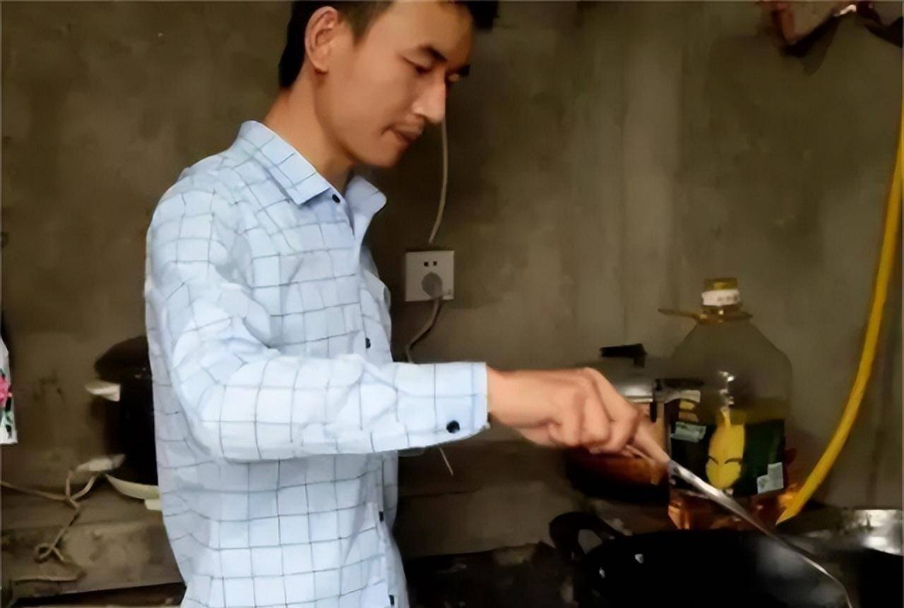 重庆23岁小伙爱上46岁阿姨李良友,2月后闪婚,6年过去恩爱如初_谭万平