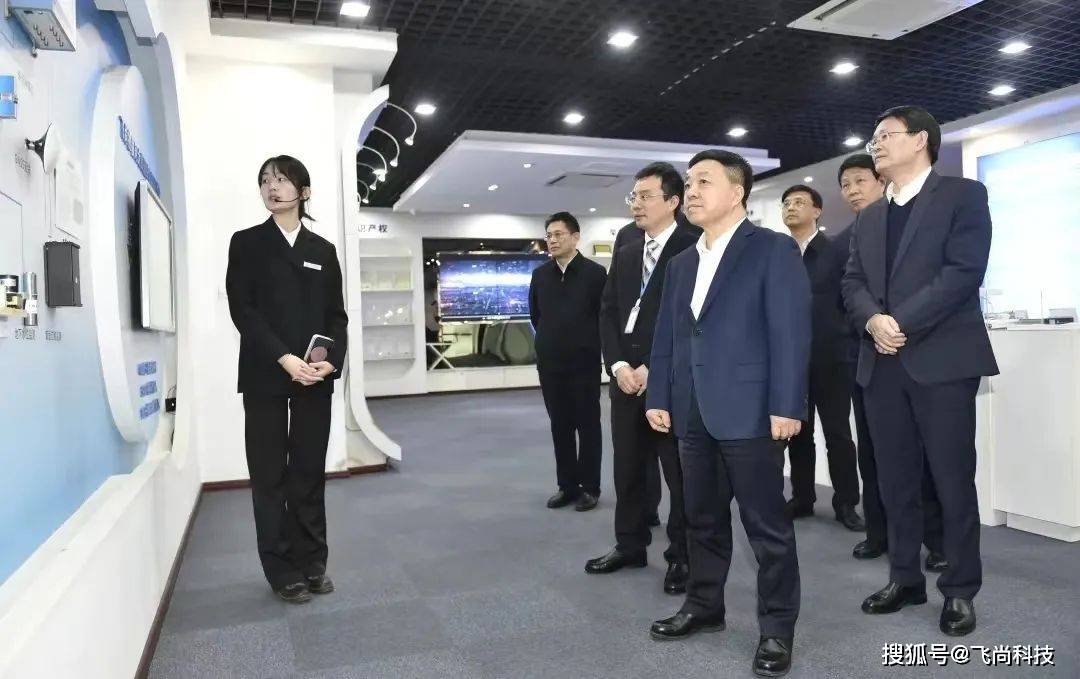 市长万广明,南昌县委书记,小蓝经济技术开发区管委会主任陈翔陪同调研