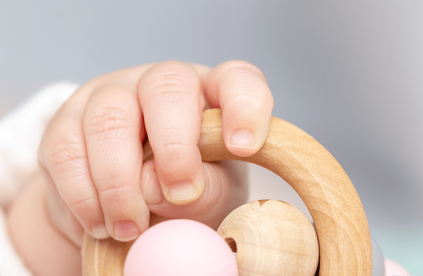 宝宝手部精细动作训练攻略,收藏了带娃在家做早教_发展_物品_手指