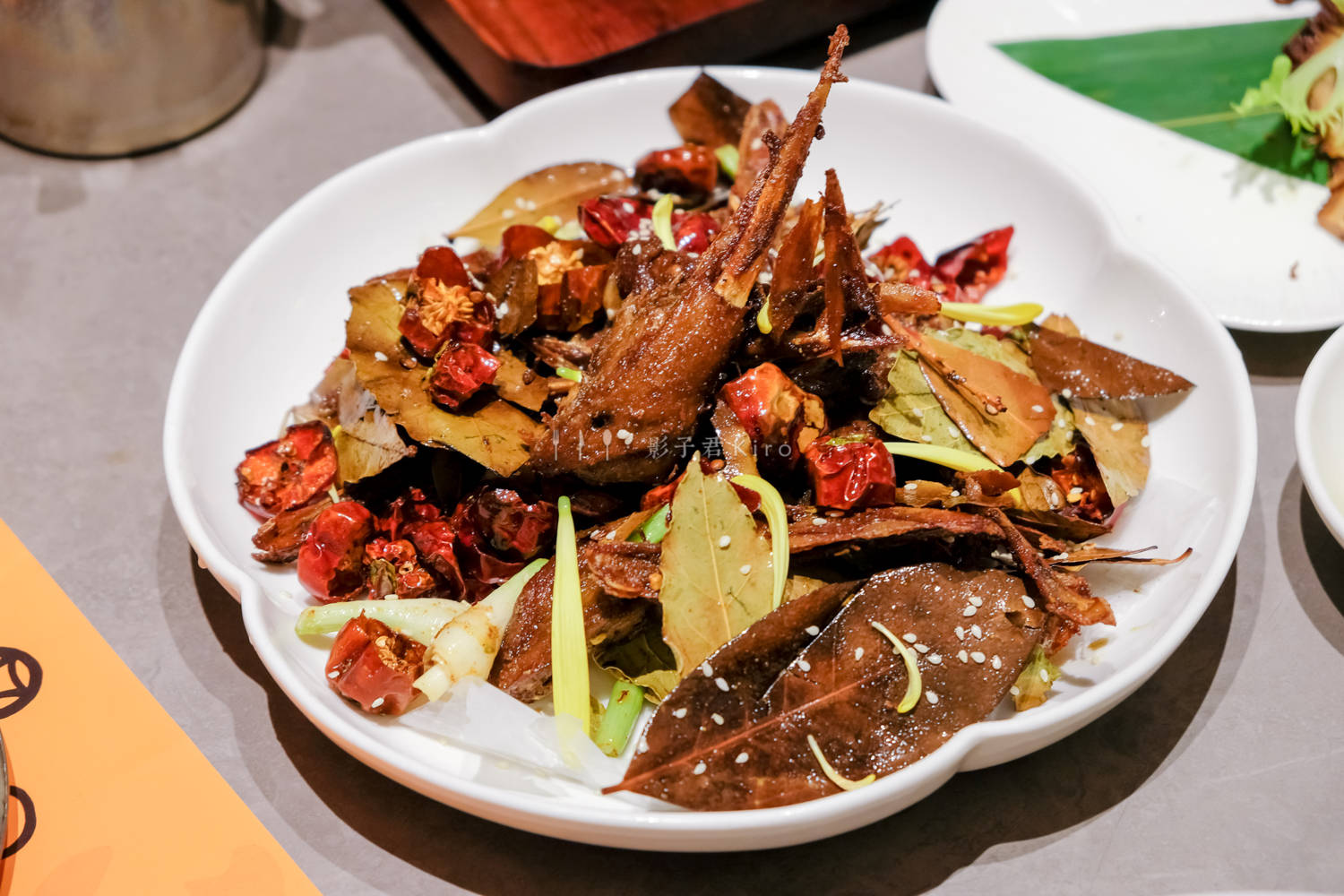 生炝午鱼鲜嫩无敌,脆皮乳鸽外脆里嫩,再啃上一口香叶鸭头,配上一碗