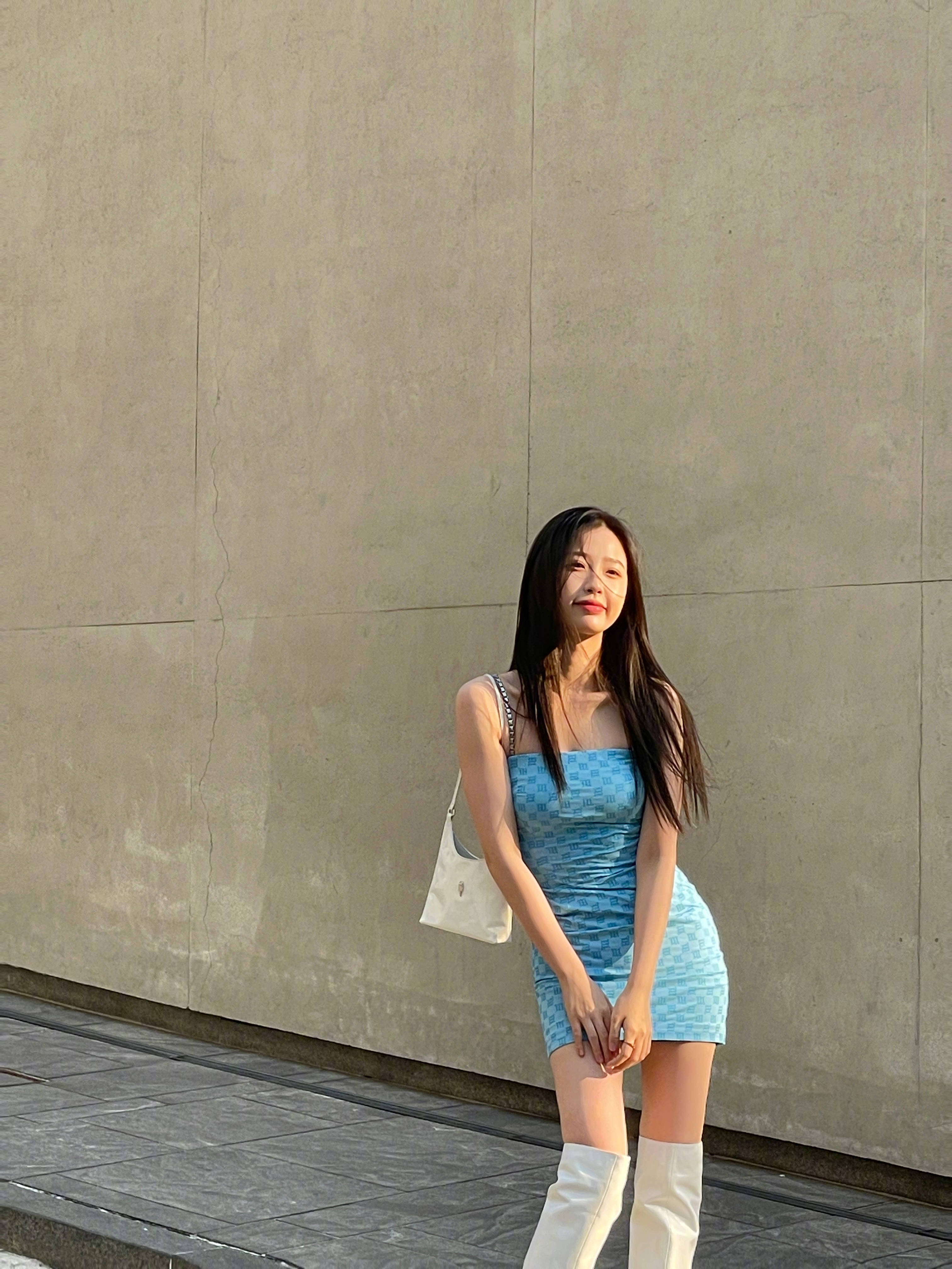 虞书欣晒韩国街边随拍秀s曲线穿吊带裙美腿吸睛