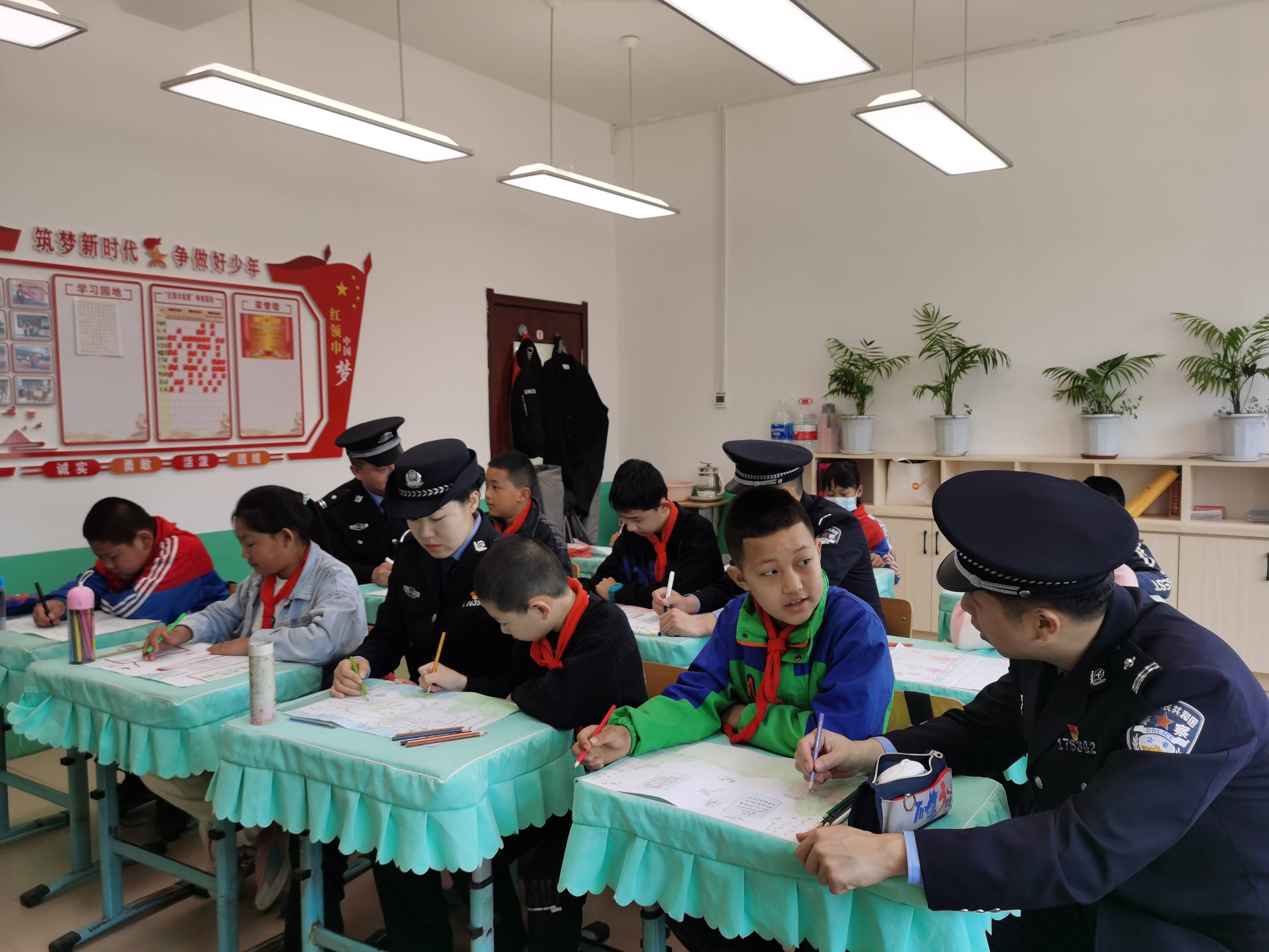 四道沟边境派出所联合四道沟镇中心小学组织开展"清明节手抄报"活动