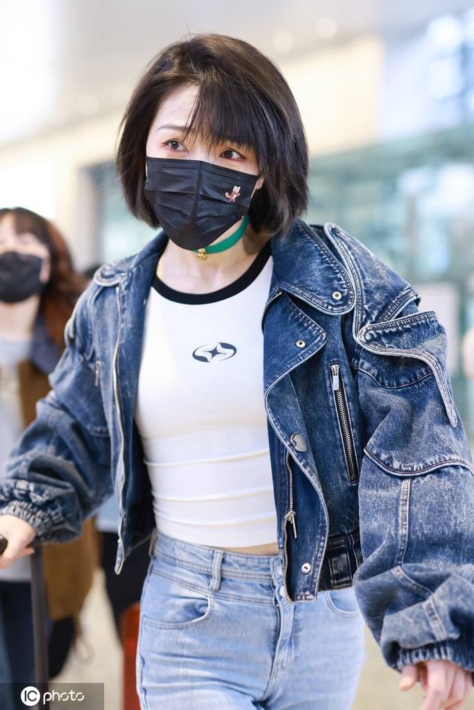 刘恋现身上海机场 复古牛仔夹克帅气十足-搜狐大视野-搜狐新闻