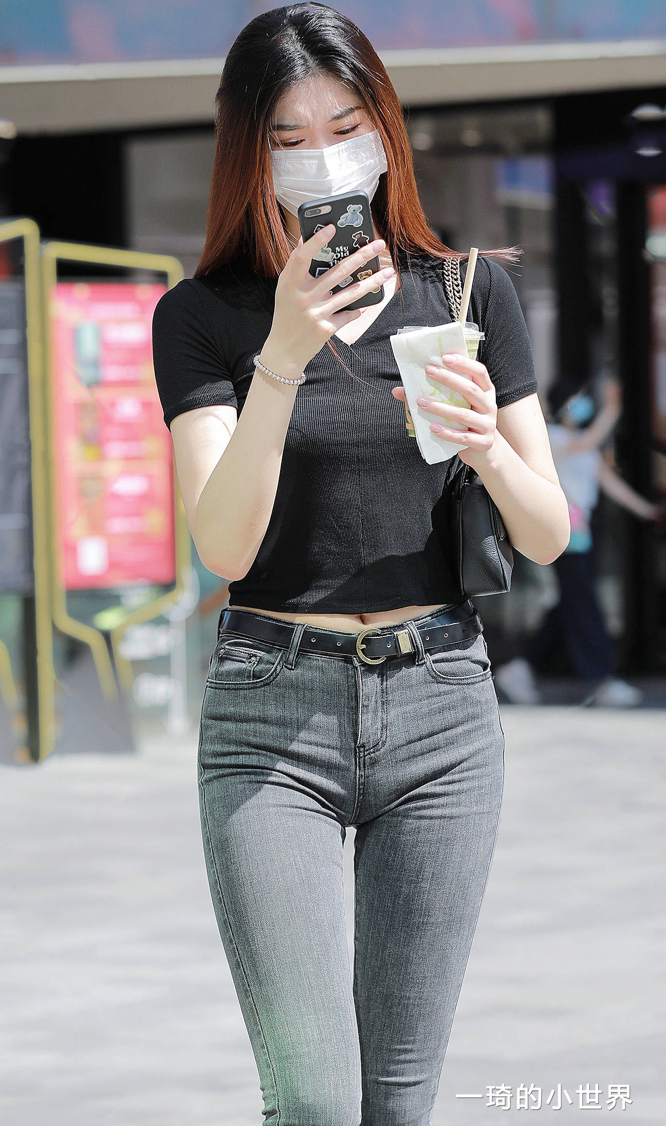 别看小姐姐瘦,穿紧身牛仔裤,也可以凹凸有致_身材_时尚_效果