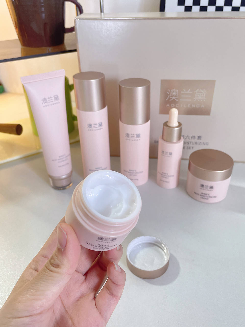 偷懒的姐妹可以跟着我用澳兰黛的燕窝补水保湿套装,这个品牌是孕妇