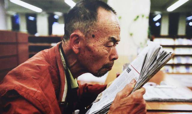 一位拾荒老头被撞身亡后,隐藏21年的秘密被揭开,令人感动_老人_韦思浩