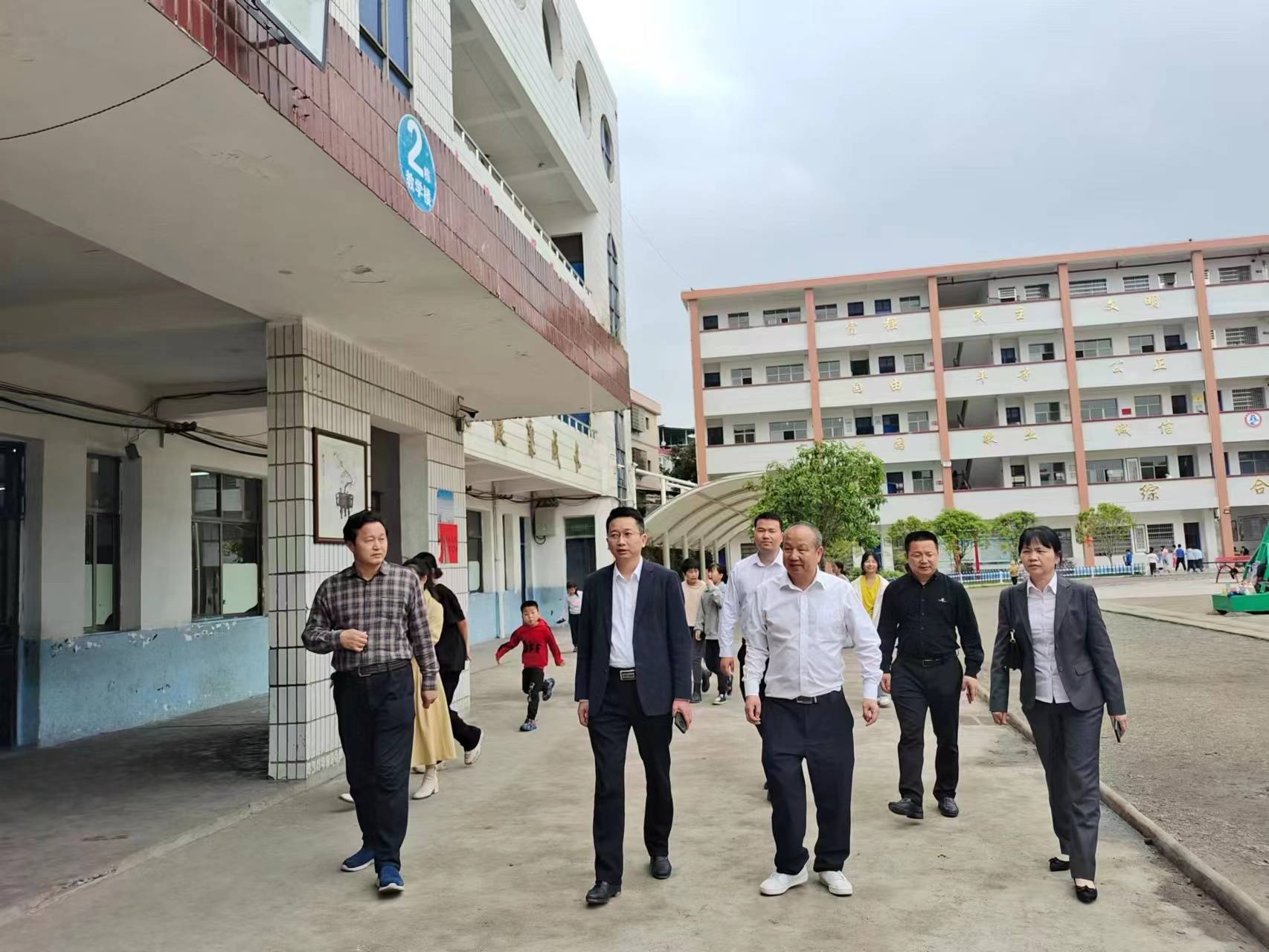 衡阳市六中赴祁东县河洲镇中心小学启动结对帮扶工作_陈小锋_关爱