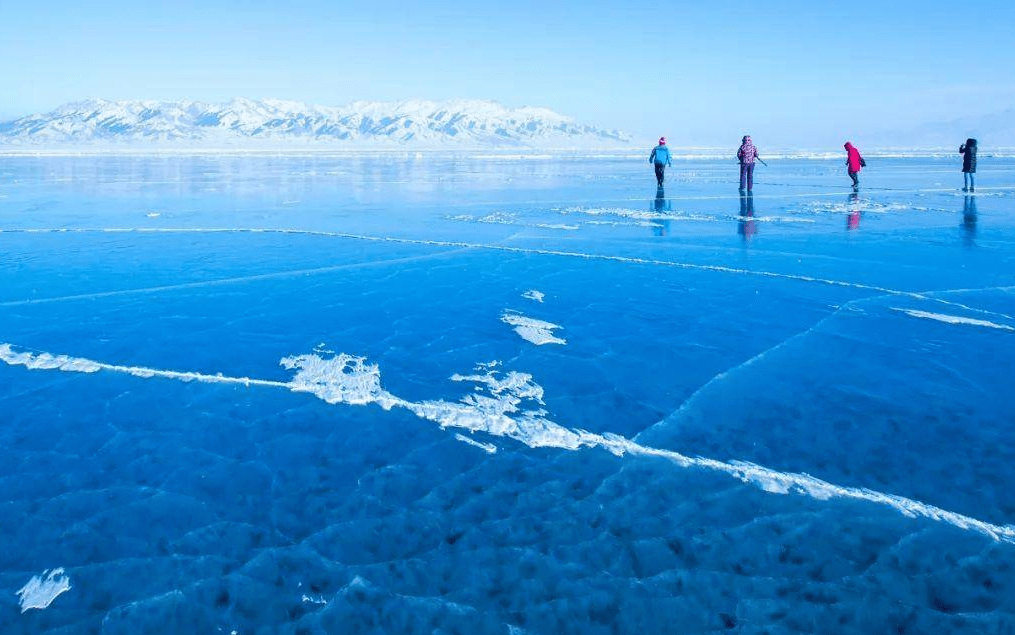 新疆赛里木湖上出现"冰泡湖",实属世界罕见奇观,画面美爆了_冰面_湖面