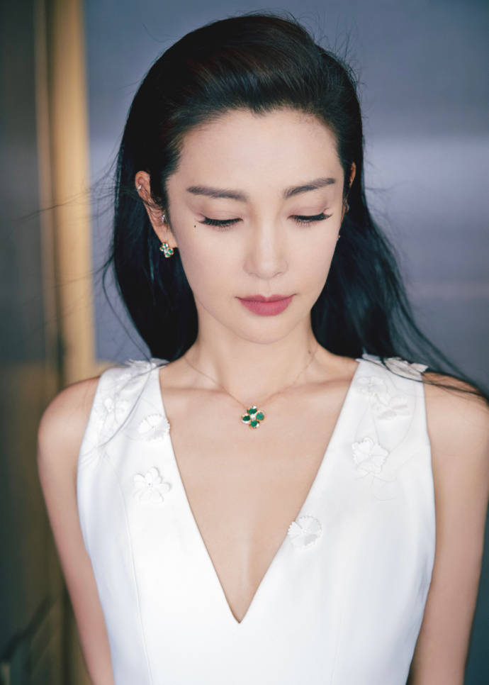 李冰冰穿白色深V长裙清美如雪 秀发如瀑少女感十足-搜狐大视野-搜狐新闻