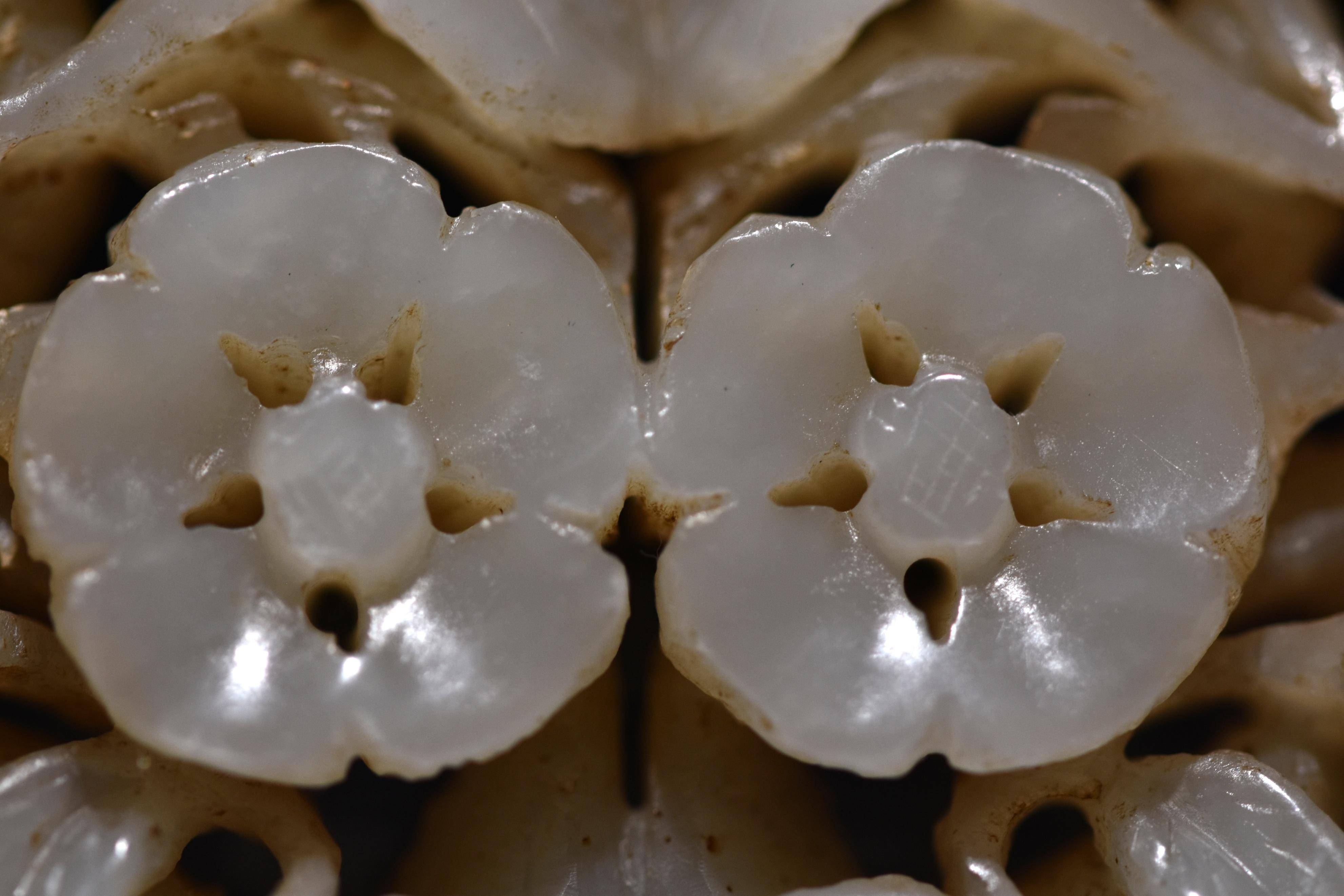 宋代观衔折枝花纹玉佩浅析_凌霄花_包浆_阴线