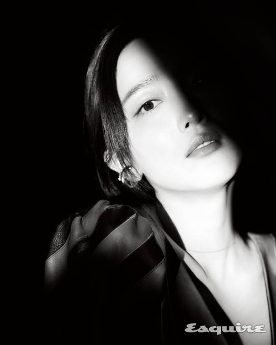 表艺珍最新杂志写真曝光 连衣裙秀神秘成熟女人味_郭明东_Mydaily_最新一期
