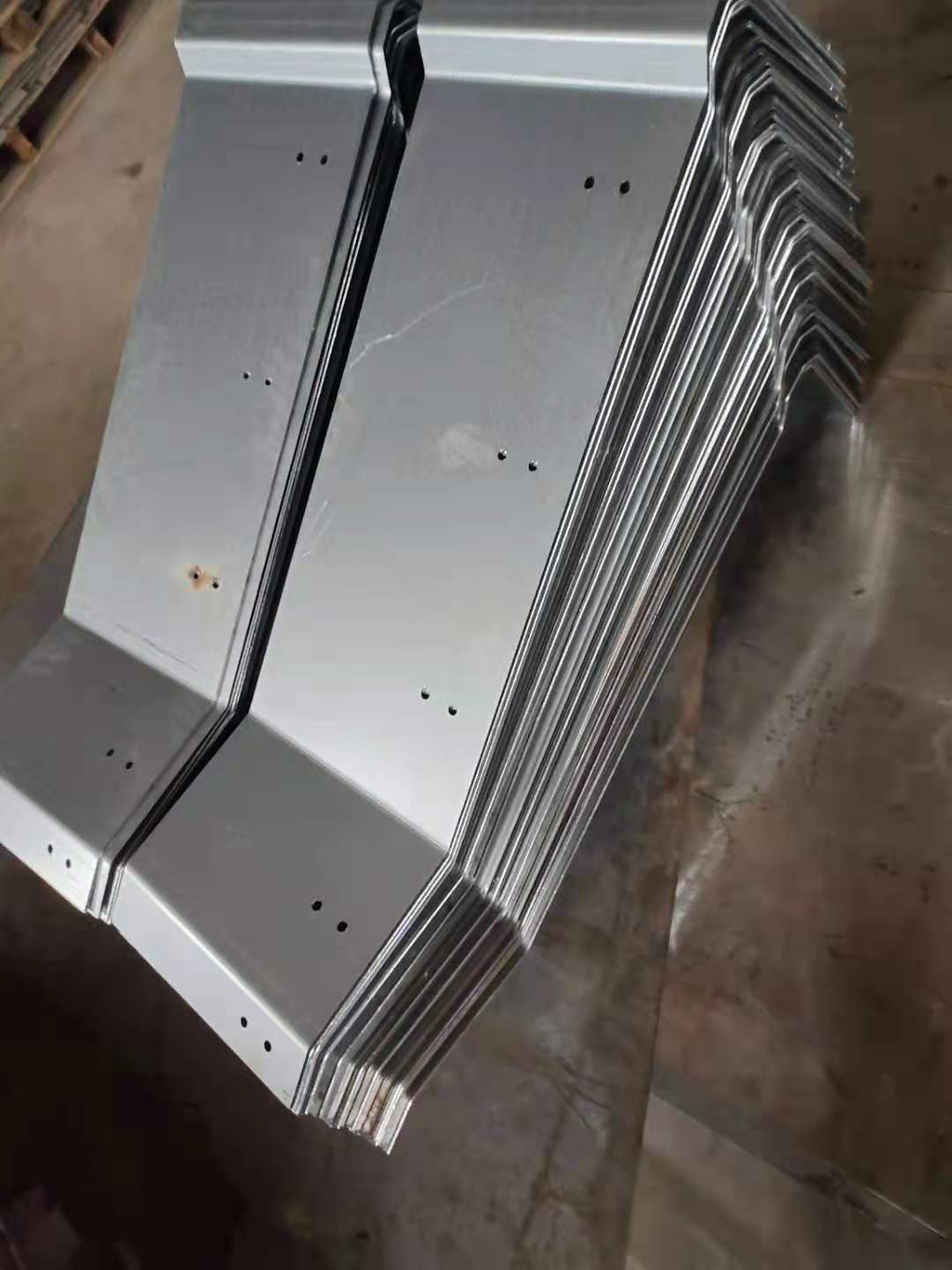 桥梁伸缩缝钢遮板 防撞墙护栏档板 护栏挡块 材质q235_模板_混凝土