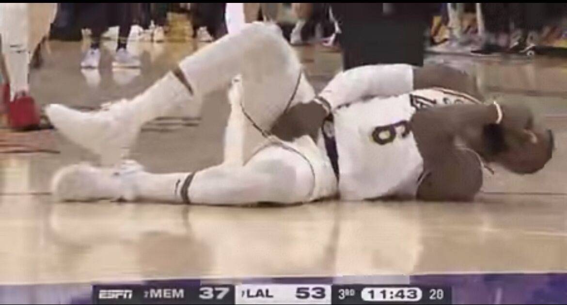 突發!狄龍防守時打到詹姆斯襠部被驅逐 后者痛苦倒地