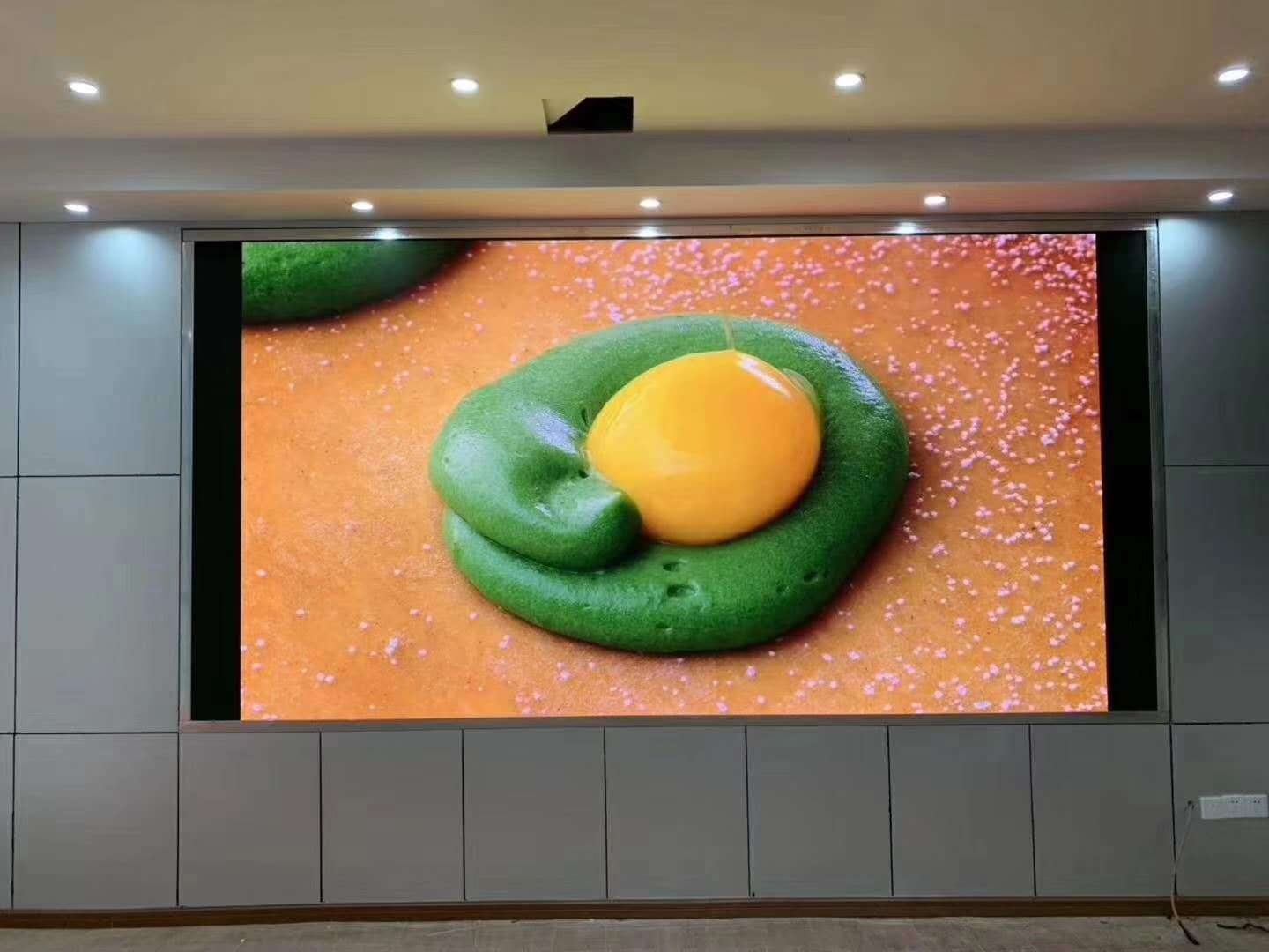 直播间背景墙led屏设计方案,可以选择p2全彩电子屏吗?