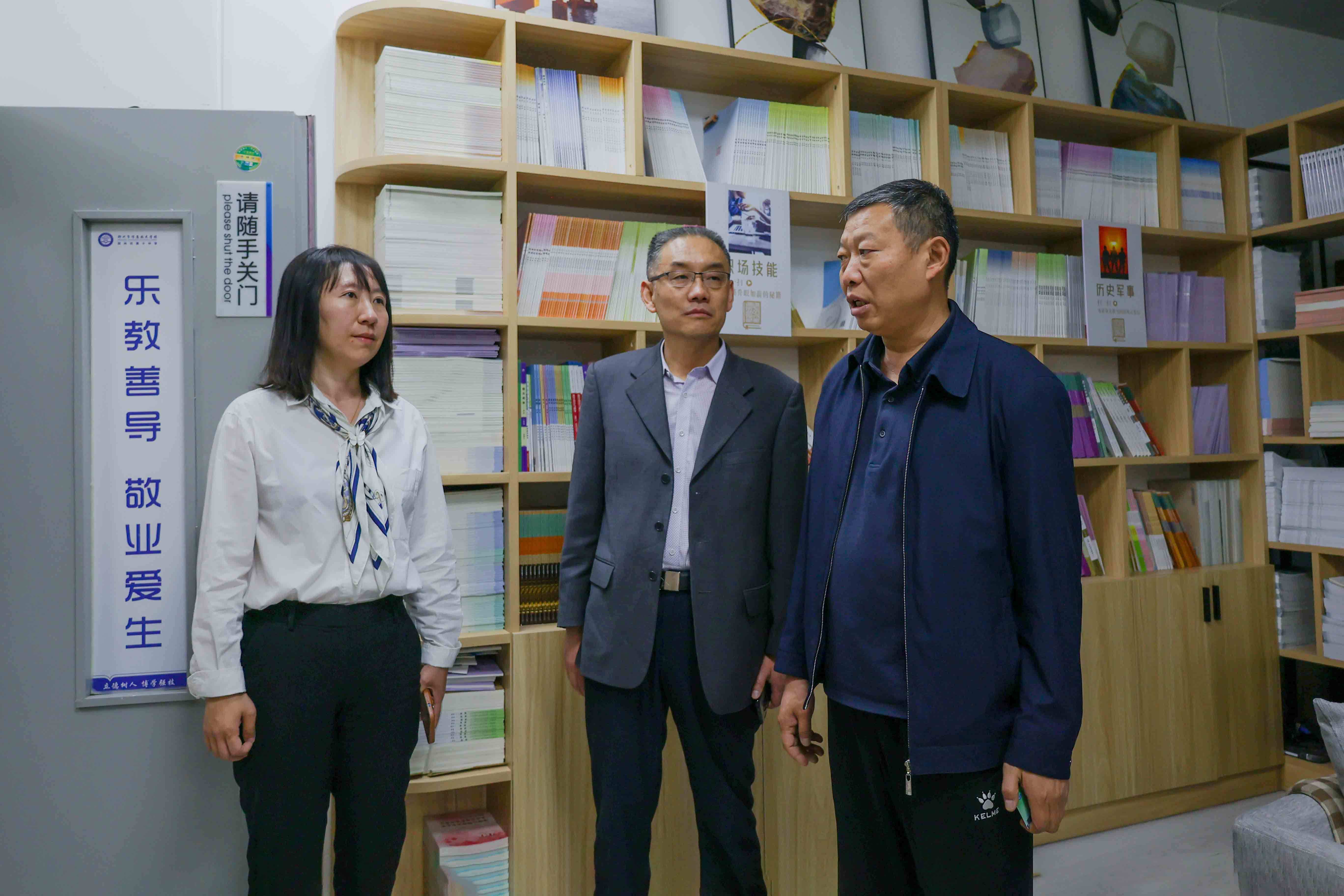 督导组查阅相关量化指标档案材料副校长张继波汇报学校建设工程情况校