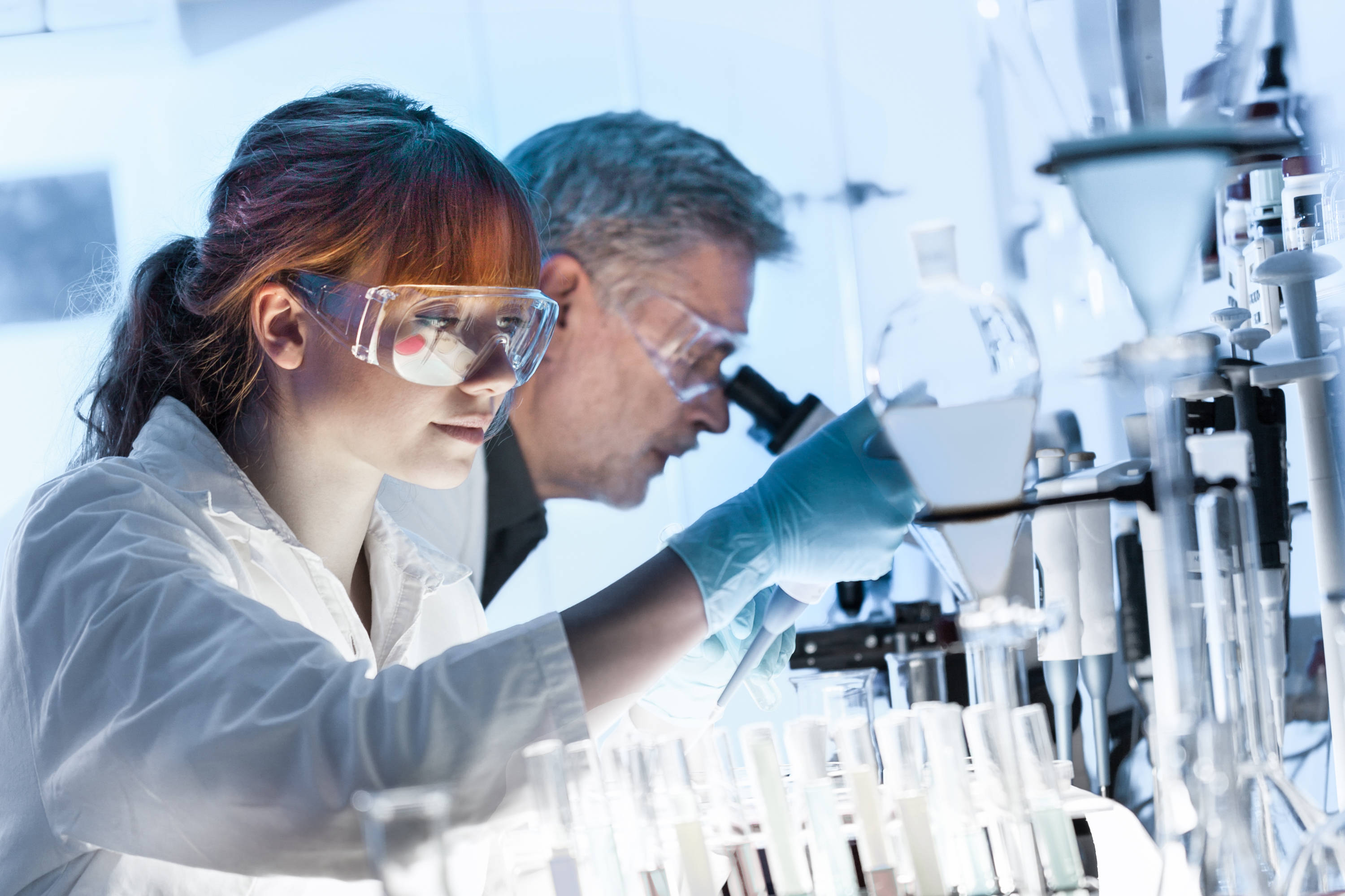 机器人技术的研发和人工智能在生命科学中的应用,为生命科学实验室