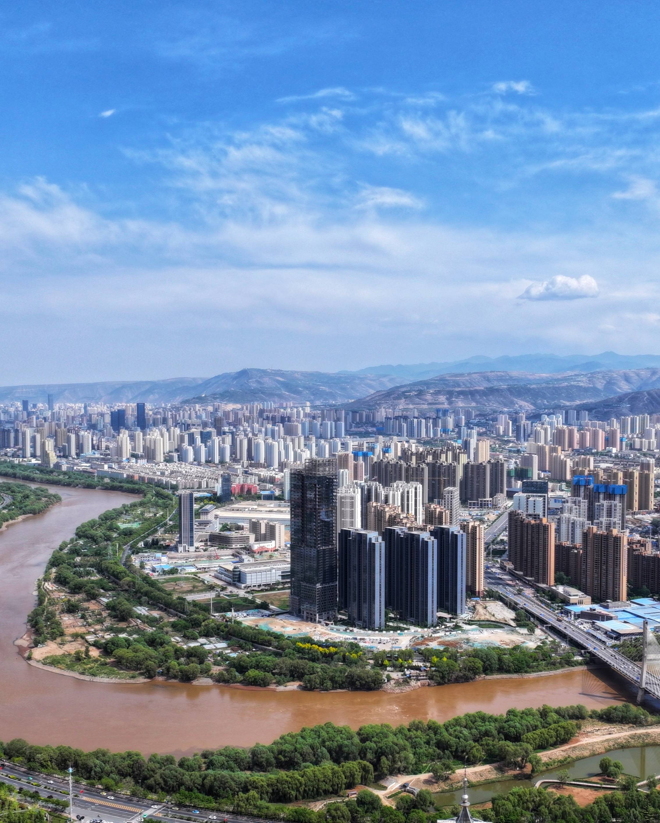 而矗立于七里河马滩黄河之畔的黄金湾区,点亮198米城市天际线的保利