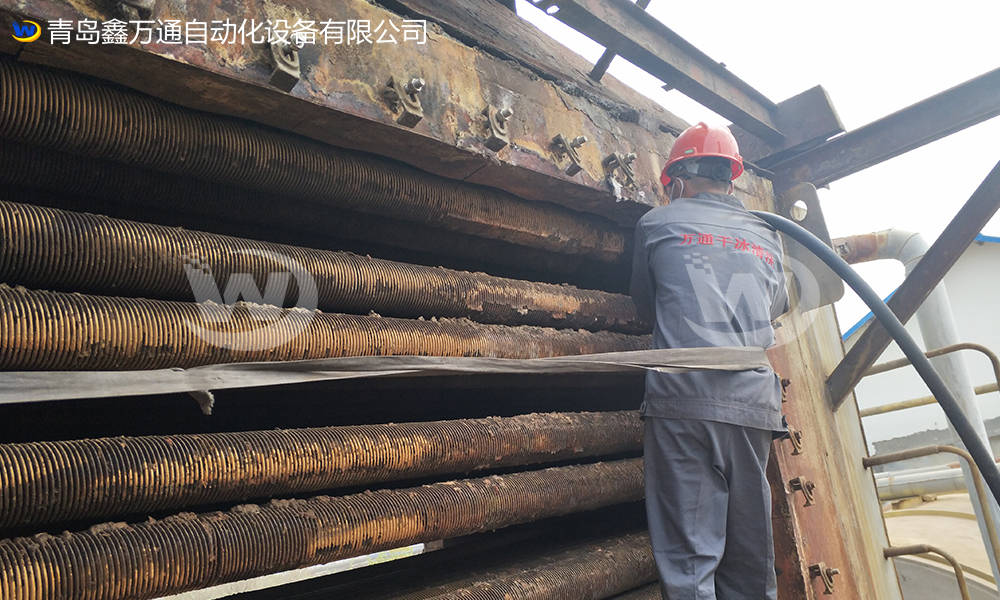 乾冰除汙過程,利用壓縮空氣作為動力,把乾冰砂射向處理物表面,但要