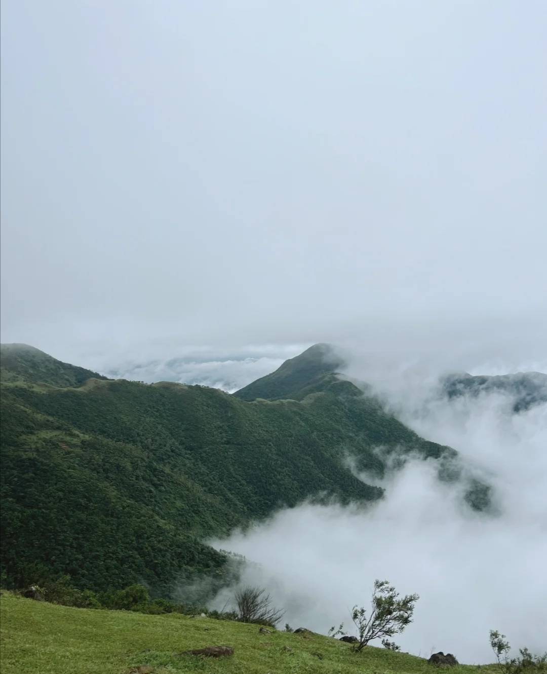 提前看好天氣預報!帶厚衣服-山頂很冷食物:食物不要太乾,沒法進口.