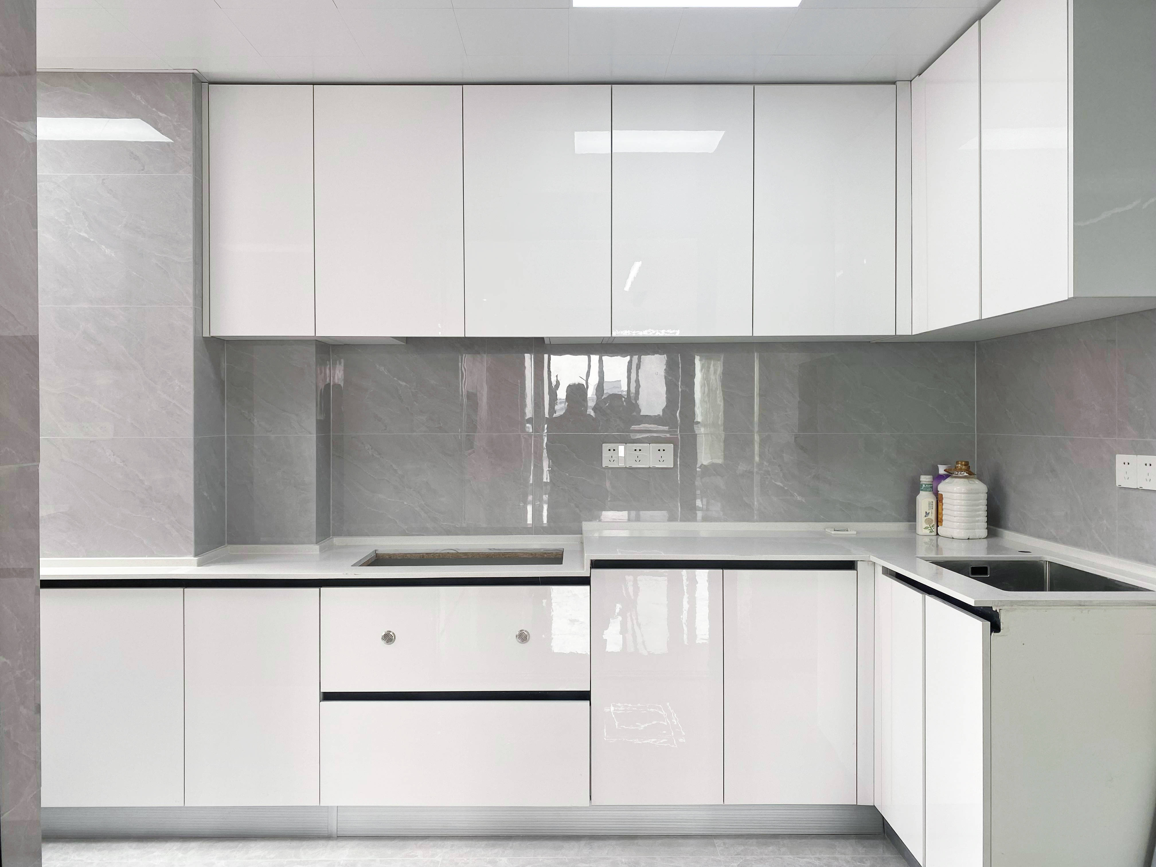 的尘埃,莫兰迪色系的搭配永远有抚慰人心的力量,衣柜和木地板取相近色