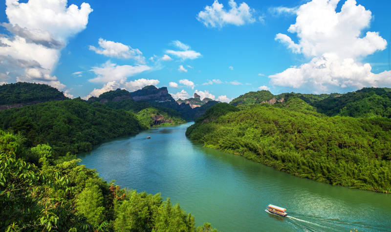 總之,丹霞山作為廣東省韶關市仁化縣的一處重要旅遊資源,以其獨特的