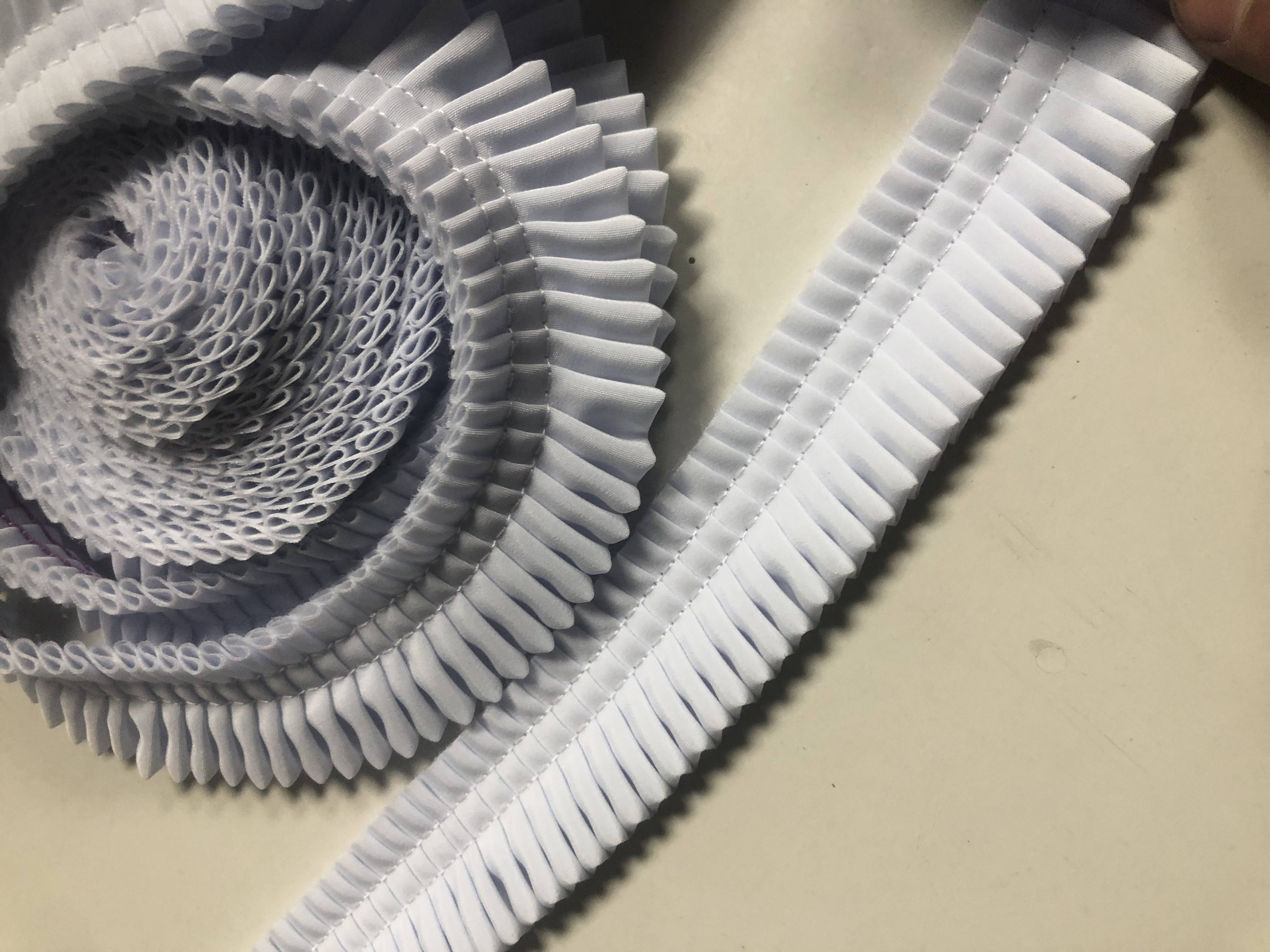 不同的铲褶工艺加工,顺折对折工字褶.