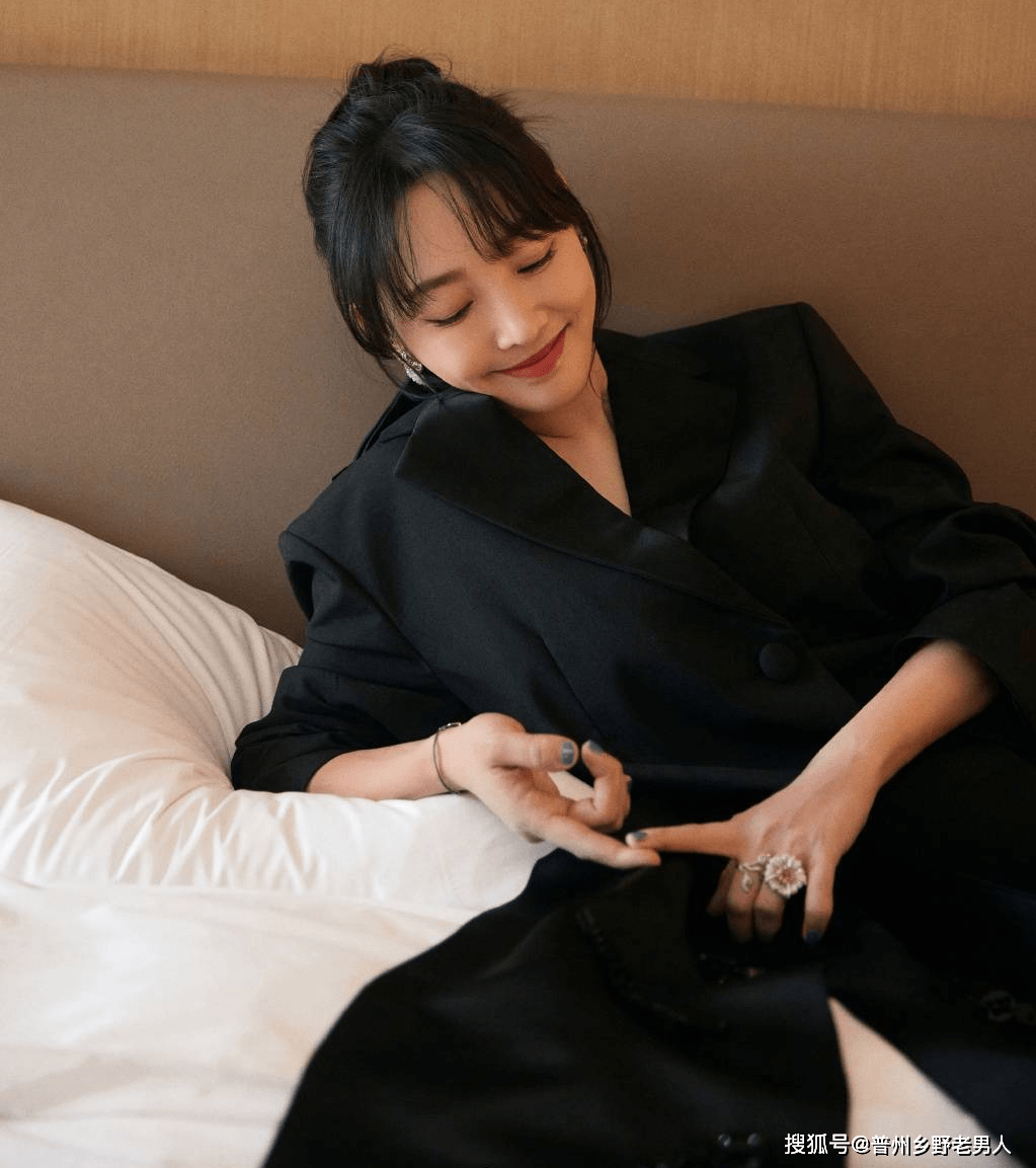 白百何与友人烧烤抽烟,女明星的生活态度引争议_网友_方式_朋友