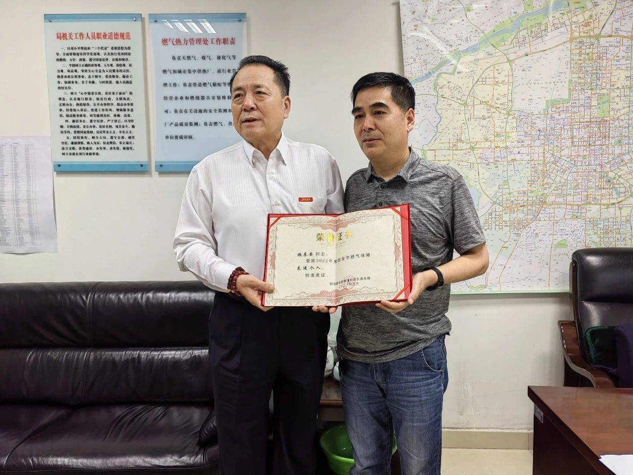 热烈祝贺董事长姬秦安荣获西安市"燃气保障先进个人"!_亚峰_西蓝_战线
