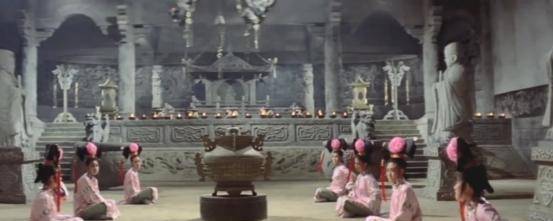 宫女被当陪葬品埋入皇陵,靠生吃活蛇延命,直到盗墓