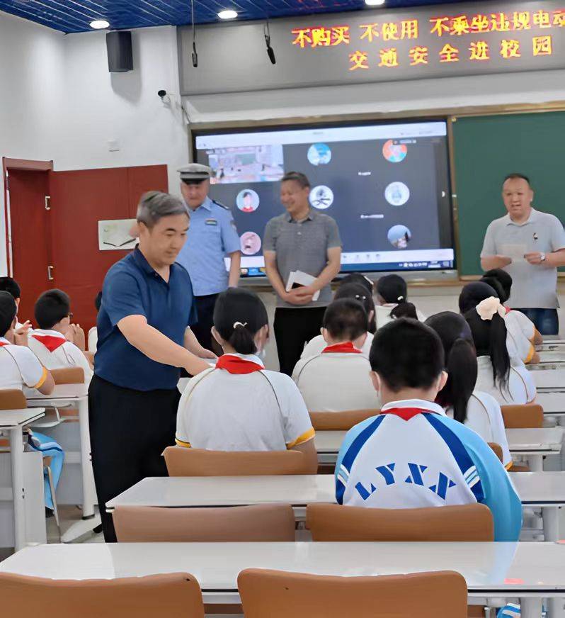 海淀交警深入辖区六一小学开展电动三四轮车主题交通安全宣传教育