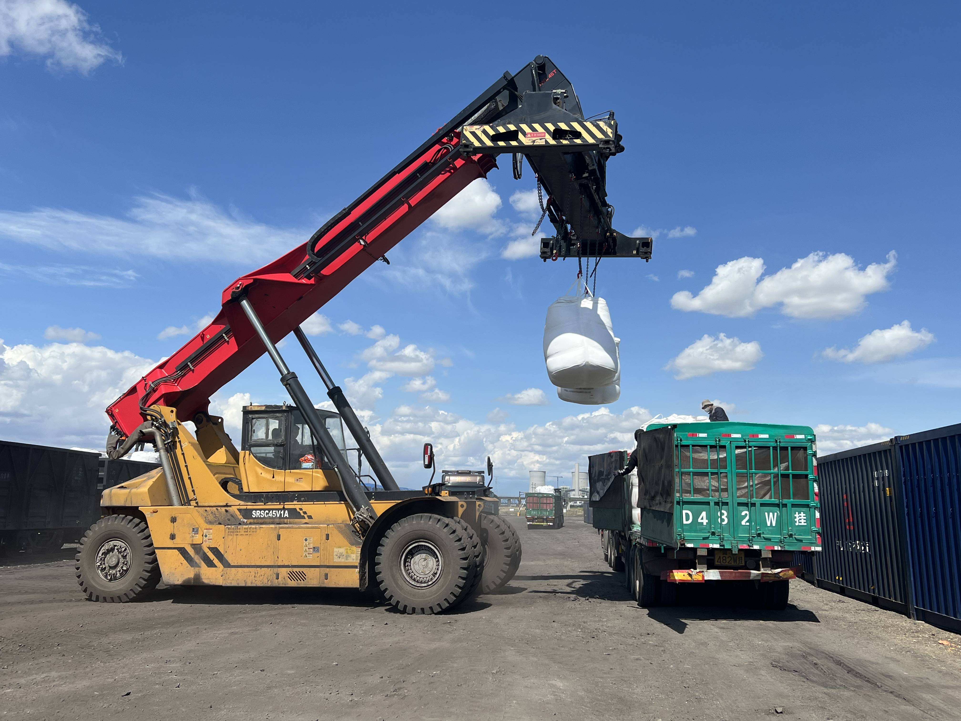 氧化铝装卸现场针对霍林河地区氧化铝运输业务,公司市场货运营销人员