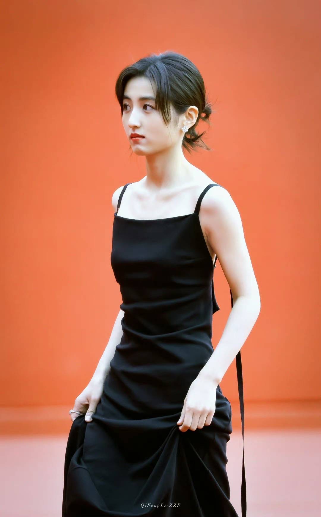 张子枫:告别土肥圆,现在也太时髦惊艳了吧_网友_体态_胳膊