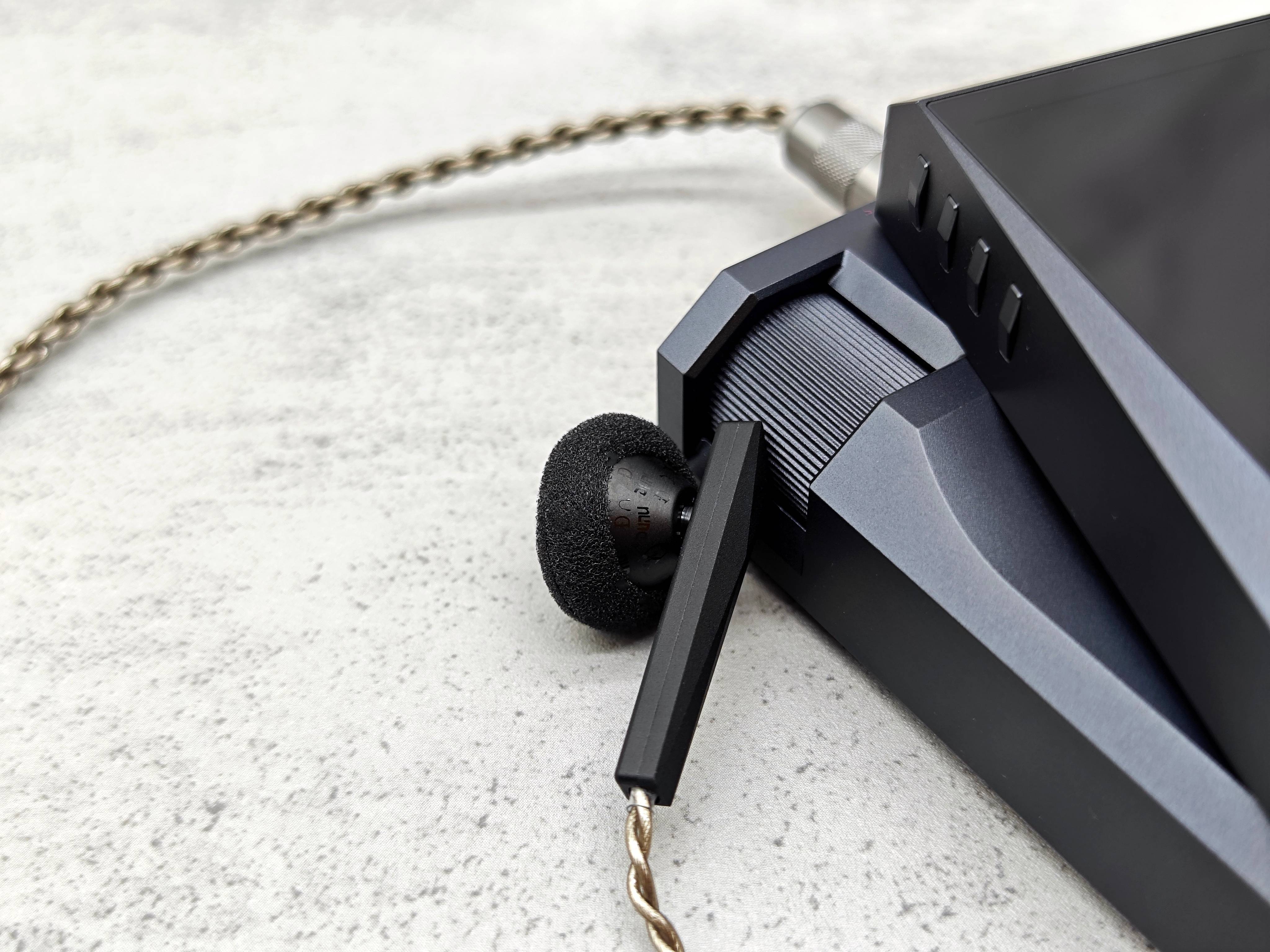 首先,alpha3的结像风格很精致小巧,但是爆发力和能量感很强;恰如五脏