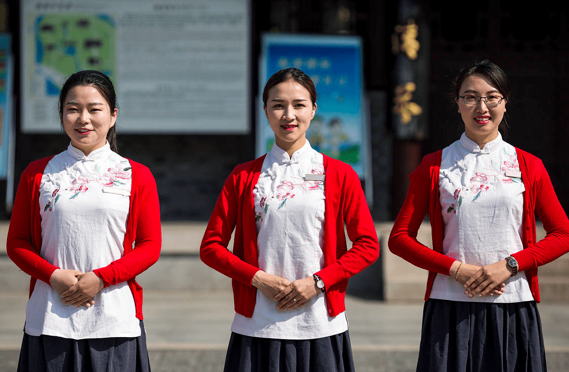 标穿紧身裤女导游引争议:探讨着装与职业伦理的关系_员工_穿着_企业