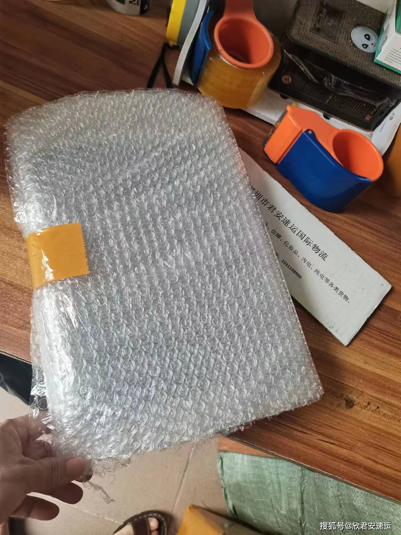 货代公司比如像欣君安速运就可以通过快递转运的形式,把国内带有内置