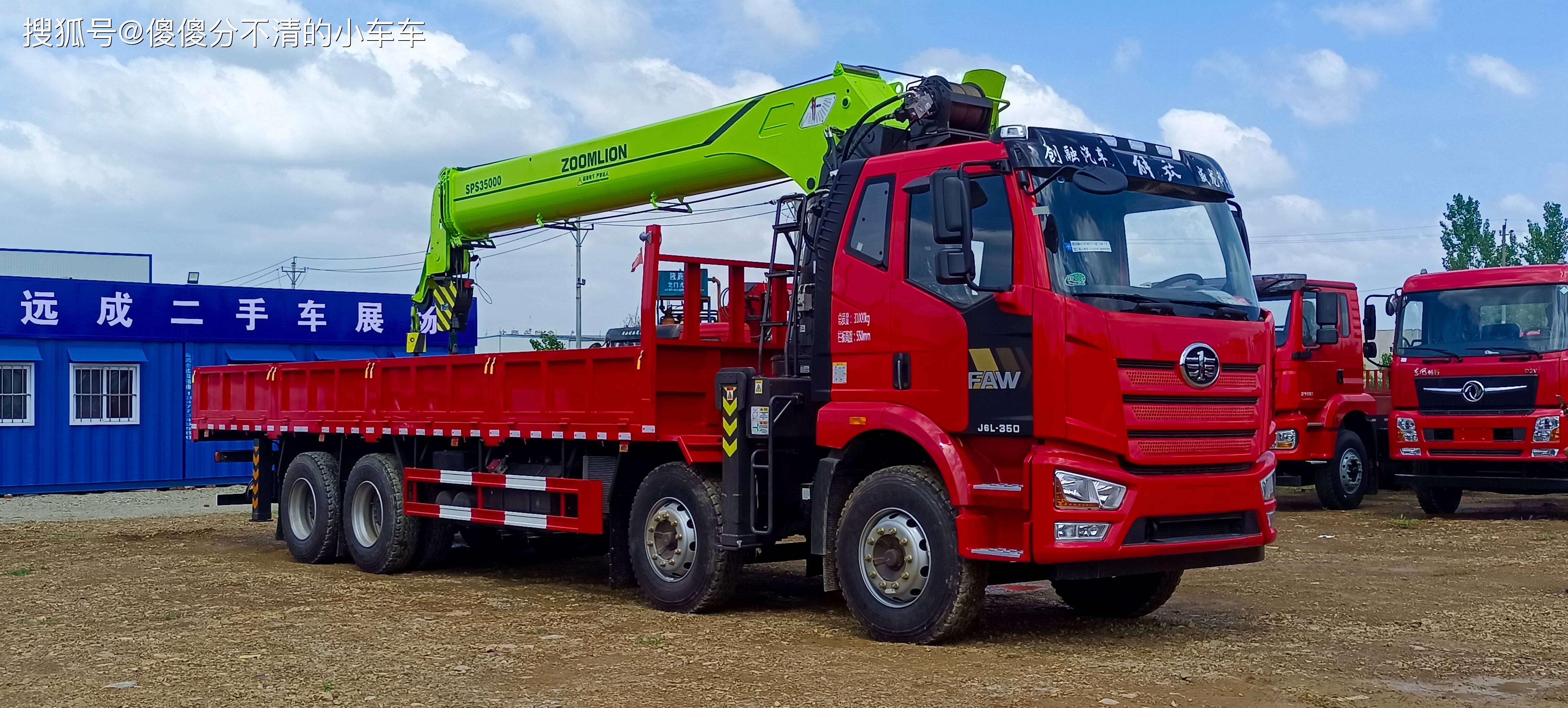 性能配置:中联随车吊具备稳定的起重能力和广泛的工作半径范围,具有