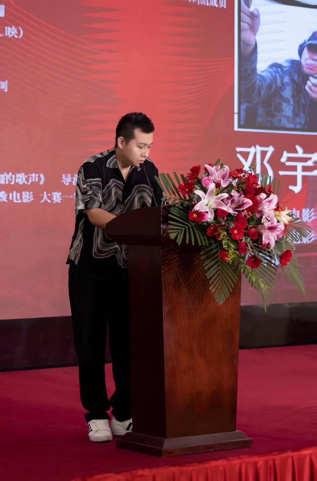 电影总导演邓宇介绍,电影《路过岁月》是大ip"大美故乡"系列电影中,以