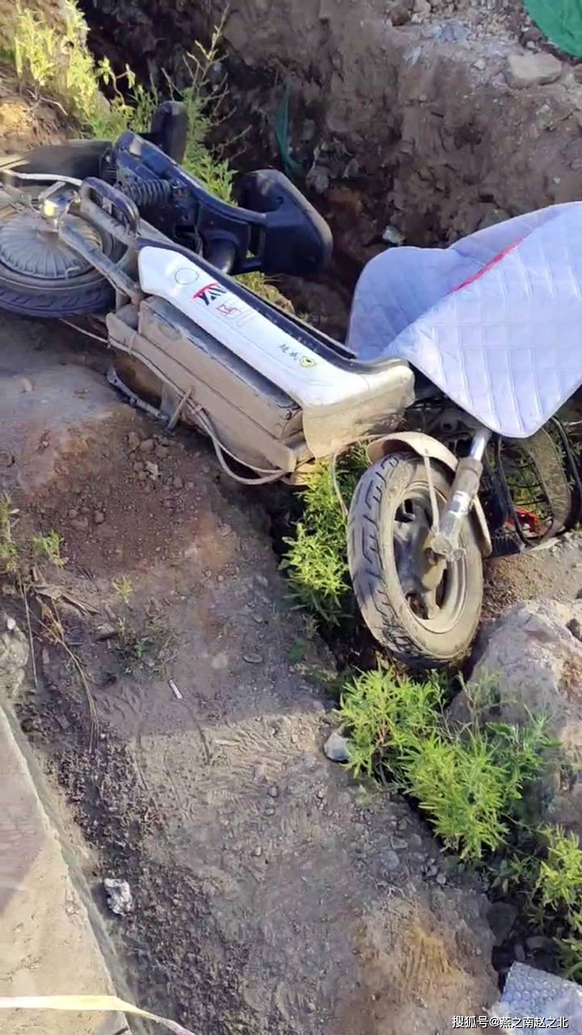 保定青壮男子路边深沟坠亡,疑夜骑电动车摔下,头撞大石块受重创_头部