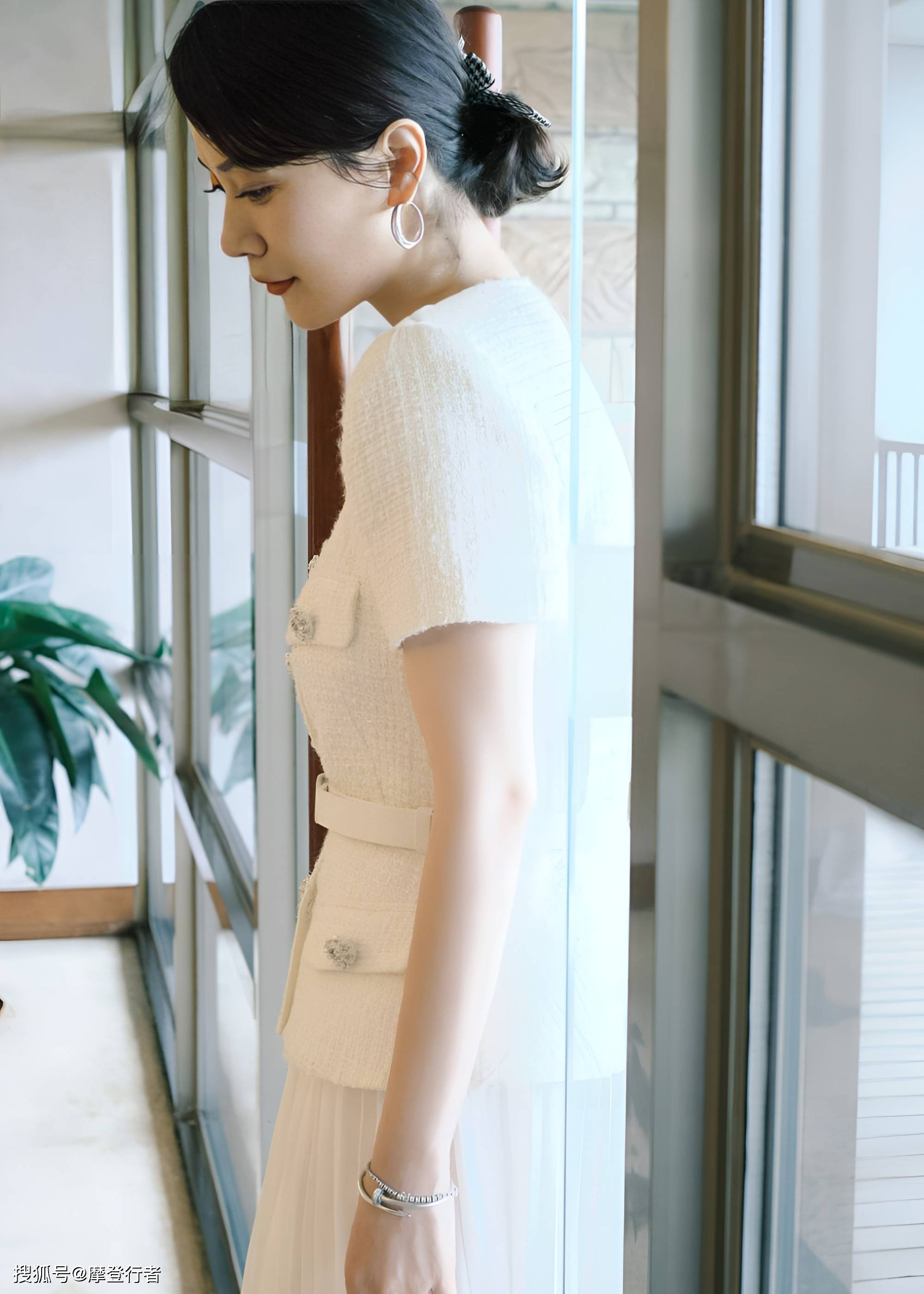 海清参加诗尼曼品牌活动,一袭象牙白低领连衣裙展现典雅与俏皮_造型